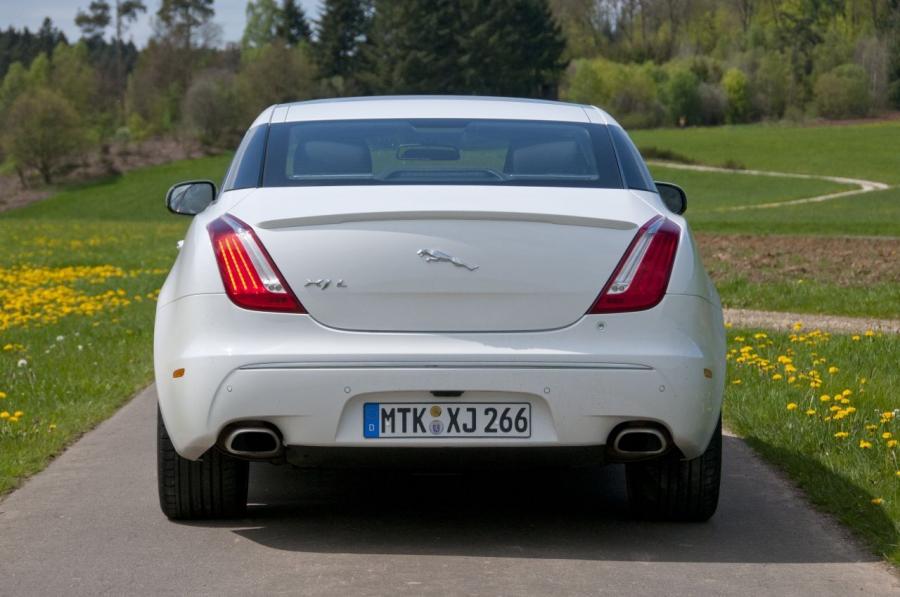  Jaguar XJ Sport 2012 года  (фото 11 из 39)